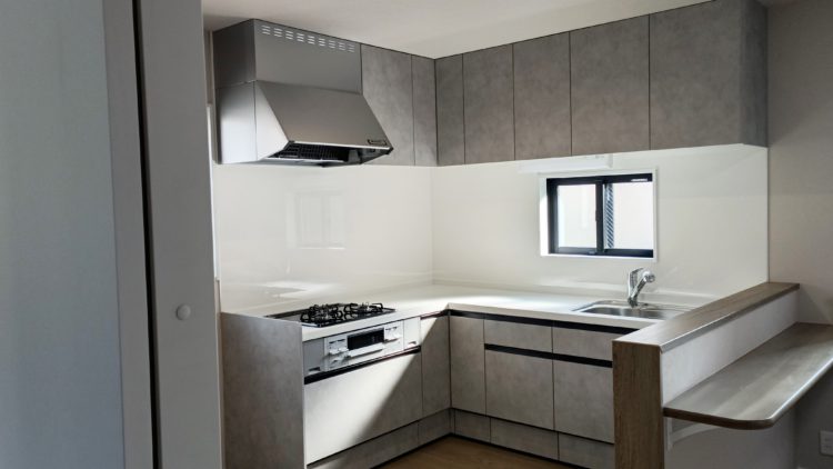 家族とつながる、海外風コーナーキッチンのあるLDK